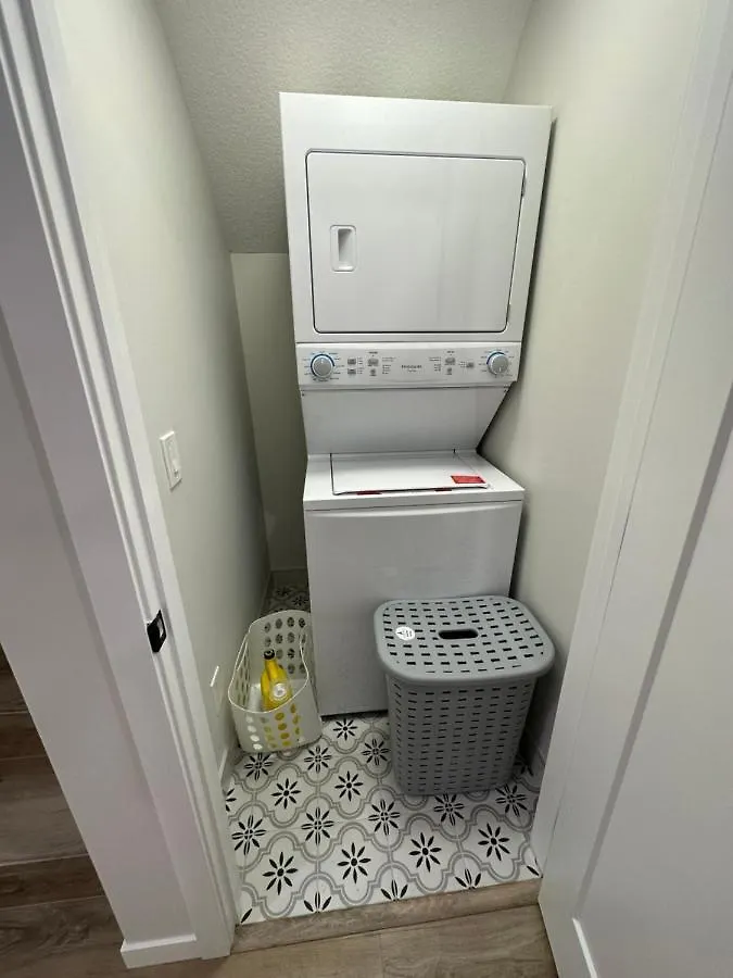 2 Bedroom 2 Washrooms Brand New Beautiful & Cozy Suite YYC 0*,  Kanada